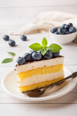 Bir sufle sır ve taze yaban mersini ile pasta