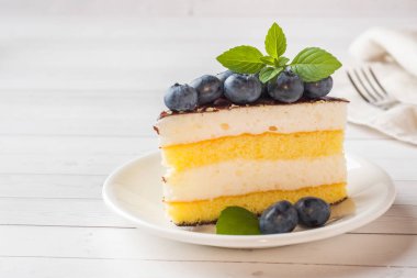 Bir sufle sır ve taze yaban mersini ile pasta