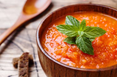 Adet tost rustik bir tablo ile ahşap bir kapta domates çorbası
