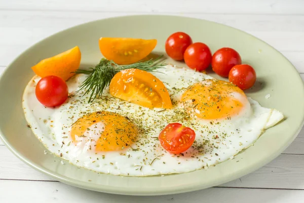 Жареные Яйца Помидорами Черри Тарелке — стоковое фото