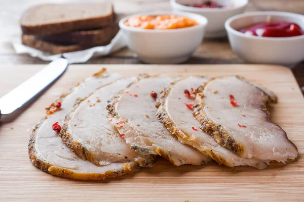 Stücke Geräuchertes Gekochtes Schweinefleisch Auf Einem Rustikalen Holzbrett Mit Brot — Stockfoto