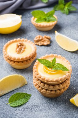 Tartlets taze limon ve nane yaprakları ile ev yapımı limon lor