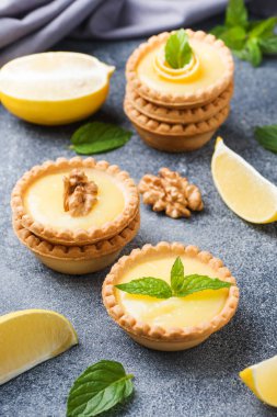 Tartlets taze limon ve nane yaprakları ile ev yapımı limon lor