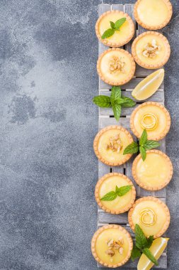Tartlets taze limon ve nane ile ev yapımı limon lor kopya boşluk bırakır