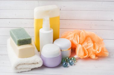 Spa ve sağlıklı yaşam konsepti üzerine beyaz arka plan. Havlu krem sabun ve banyo aksesuarları