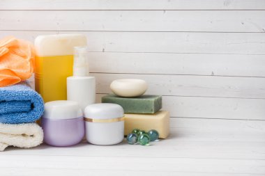 Spa ve sağlıklı yaşam konsepti üzerine beyaz arka plan. Havlu krem sabun ve banyo aksesuarları kopya alanı