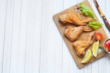 Tavuk kanadı taze marul domates ve limon ile füme. Kopya alanı.