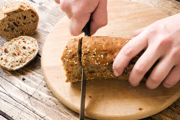 Frisches Brot Mit Sonnenblumenkernen Sesam Und Leinsamen Wird Auf Einem — Stockfoto