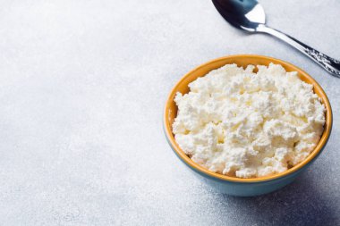 Ev yapımı peynir gri bir tablo üzerinde bir seramik kase