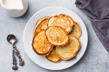 Süzme peynir reçel ve çay ile krep. Kavram sağlıklı kahvaltı