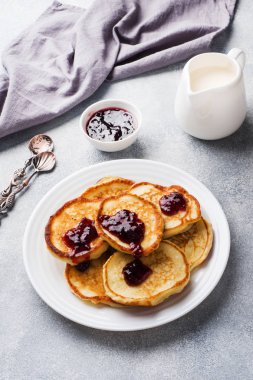 Süzme peynir reçel ve çay ile krep. Kavram sağlıklı kahvaltı