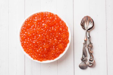 Kırmızı somon havyar beyaz masaya bir tabak içinde