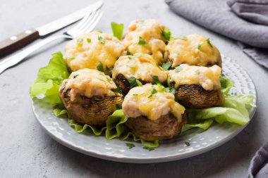 Peynir, tavuk ve otlar ile doldurulmuş champignon mantar fırında pişmiş.