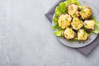 Peynir, tavuk ve otlar ile doldurulmuş champignon mantar fırında pişmiş.