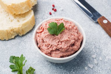Masaya bir tabak pişmiş tavuk pate. Yakın çekim.