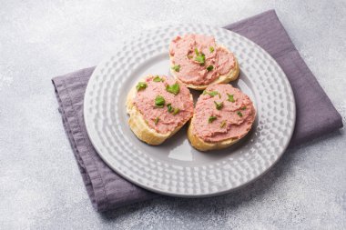 Sandviç tavuk ezme ve masanın üzerine tereyağı ile