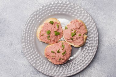 Sandviç tavuk ezme ve masanın üzerine tereyağı ile