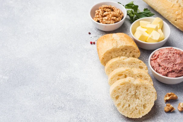 Produkte Zum Kochen Eines Sandwiches Hühnerpastete Mit Butter Nüssen Und — Stockfoto