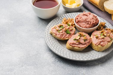 Masaya servis kahvaltı. Tavuk sandviç ezme ve tereyağı. Çay.