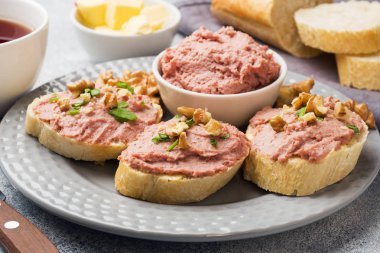 Masaya servis kahvaltı. Tavuk sandviç ezme ve tereyağı. Çay.