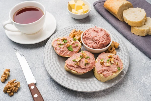 Frühstück Auf Dem Tisch Hühnerpastete Und Buttersandwiches Tasse Tee — Stockfoto