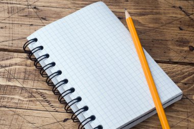 Kalem ve sarmal Ahşap dokulu tablo kavramı ofis ve okul ile not etmek. Seçici odak. Kopya alanı