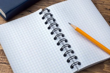 Kalem ve sarmal Ahşap dokulu tablo kavramı ofis ve okul ile not etmek. Seçici odak. Kopya alanı