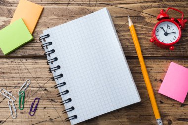 Kalem ve sarmal Ahşap dokulu tablo kavramı ofis ve okul ile not etmek. Seçici odak. Kopya alanı