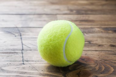 Ahşap arka plan, spor kavram ve fikir, rustik tarzı tenis topu