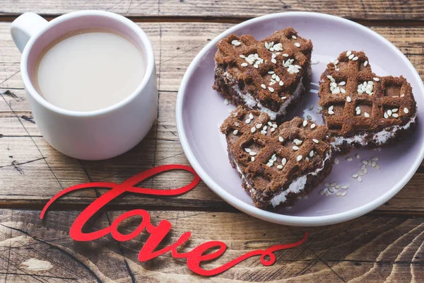 Conceito Dia Dos Namorados Xícara Café Biscoitos Uma Mesa Madeira — Fotografia de Stock