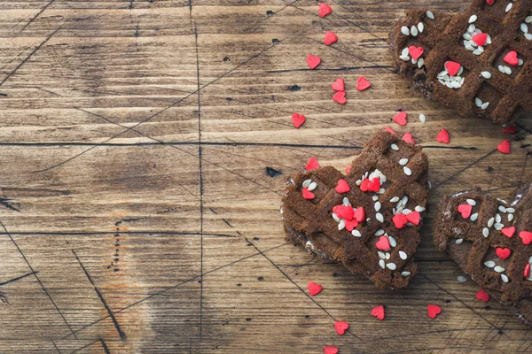 Conceito Dia Dos Namorados Biscoitos Chocolate Uma Mesa Madeira Cartão — Fotografia de Stock