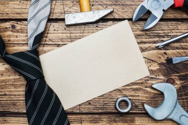 Baba'nın gün kavramı kravat ve araçları tamir ve İnşaat için. Ahşap arka plan. Kopya alanı.