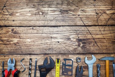 Kopya alanı ile ahşap arka plan üzerinde farklı onarım araçları kümesi