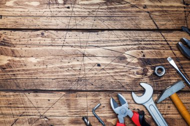Kopya alanı ile ahşap arka plan üzerinde farklı onarım araçları kümesi