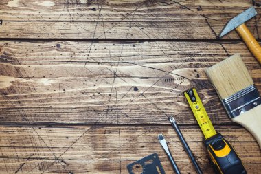 Kopya alanı ile ahşap arka plan üzerinde farklı onarım araçları kümesi