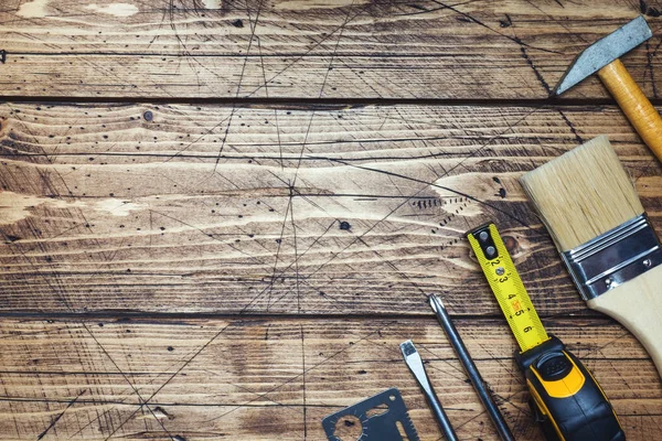 Kopya alanı ile ahşap arka plan üzerinde farklı onarım araçları kümesi