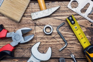 Kopya alanı ile ahşap arka plan üzerinde farklı onarım araçları kümesi