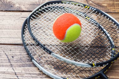 Tenis top ve raket ahşap arka plan, spor kavram ve fikir, rustik tarzı