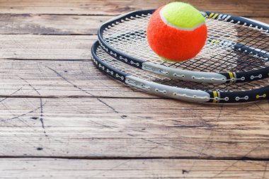 Tenis top ve raket ahşap arka plan, spor kavram ve fikir, rustik tarzı