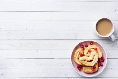 Sevgililer günü kahvaltı kavramı. Bir fincan kahve ve kurabiye kalpleri beyaz bir tablo. kopya alanı, düz yatıyordu