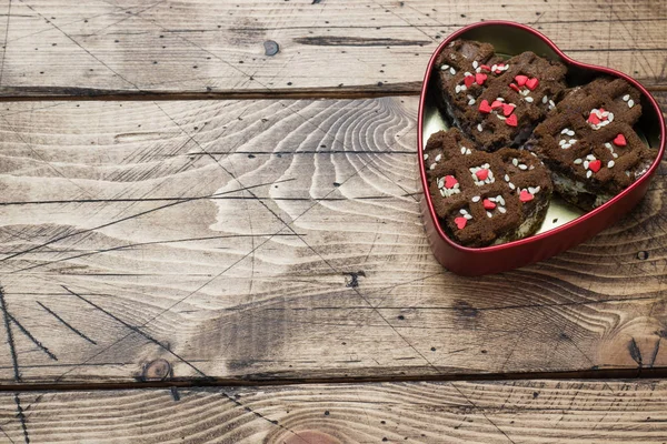 Conceito Dia Dos Namorados Biscoitos Chocolate Uma Mesa Madeira Cartão — Fotografia de Stock