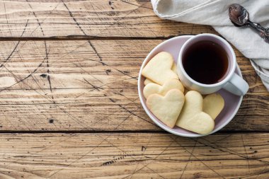 Kalp ev kurabiye ve kahve bir plaka üzerinde. Kavram Sevgililer günü.