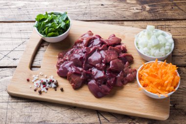 Sebze ile yemek pişirmek için çiğ tavuk karaciğer