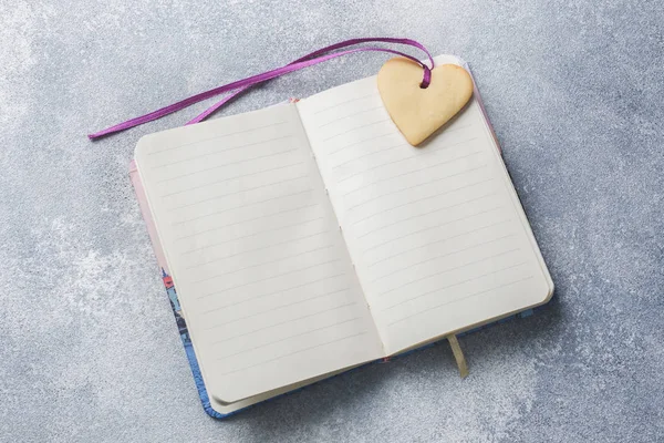 テキストと灰色の背景にクッキーのためのノート 領域をコピーします コンセプト バレンタインの日 — ストック写真