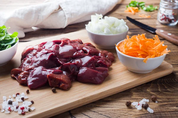 Sebze ile yemek pişirmek için çiğ tavuk karaciğer