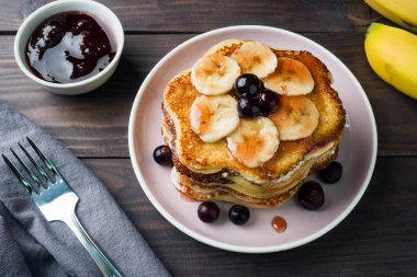 Kek muz ve berry şurubu, seçici odak, koyu arka plan gözleme