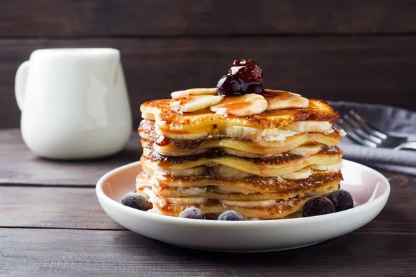 Pastel Tortitas Con Plátanos Jarabe Bayas Enfoque Selectivo Fondo Oscuro — Foto de Stock