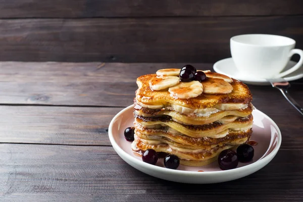 Pannkaka Kaka Med Bananer Och Berry Sirap Selektivt Fokus Mörk — Stockfoto