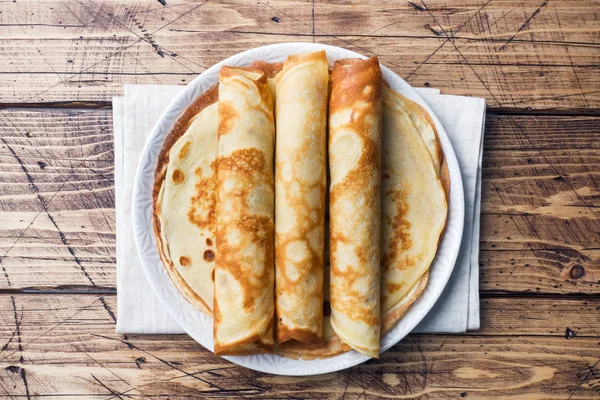 Tunna Pannkakor Tallrik Trä Bakgrund Närbild — Stockfoto