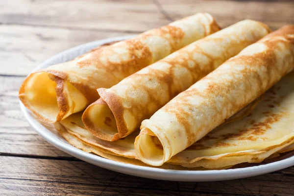 Tunna Pannkakor Tallrik Trä Bakgrund Närbild — Stockfoto